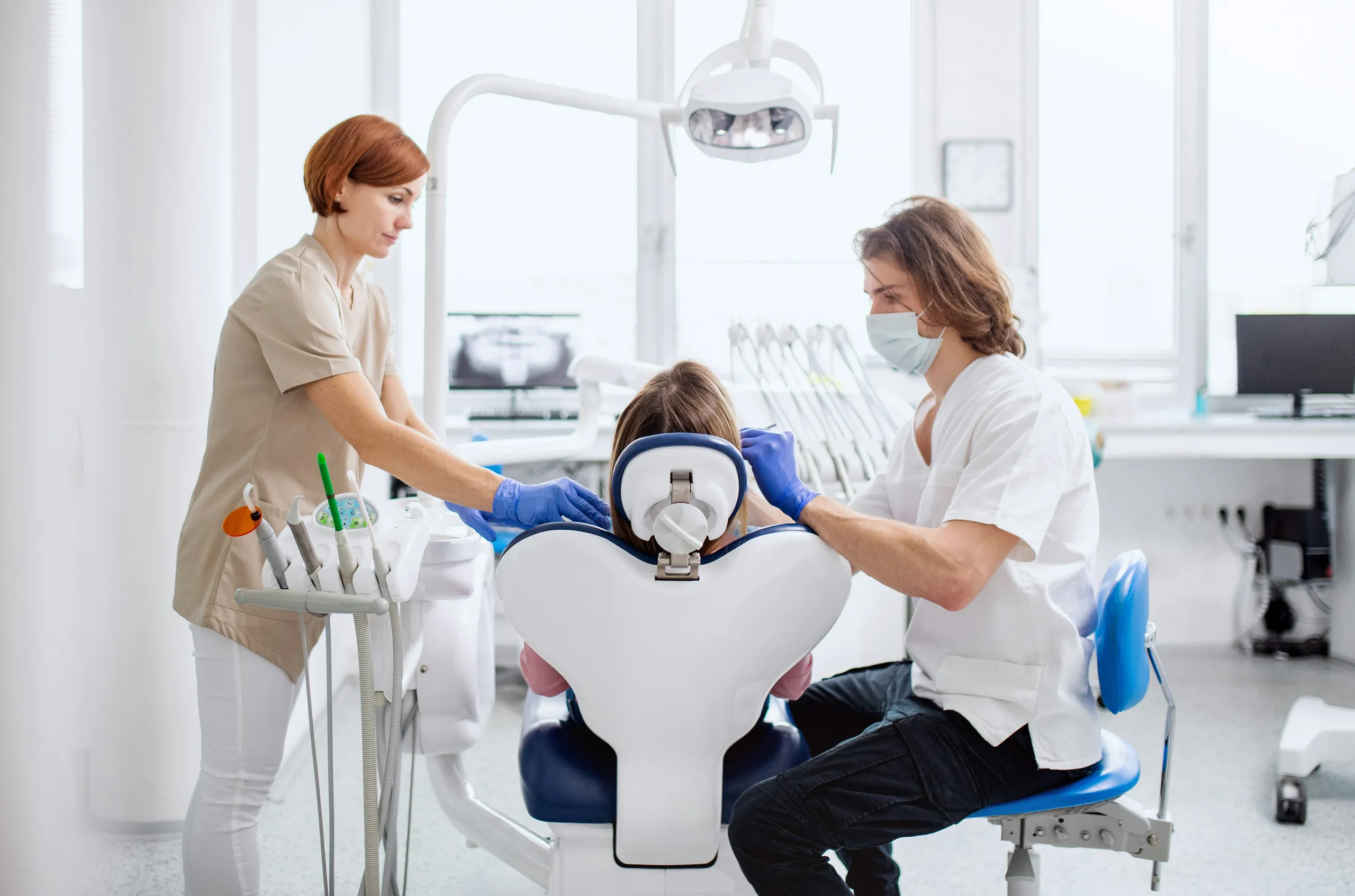 El equipo de la clínica durante una intervención dental