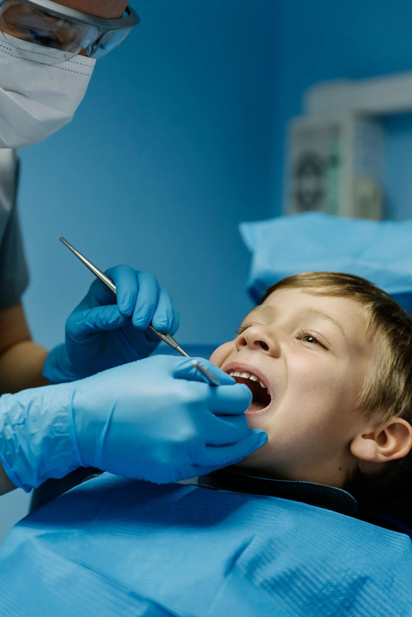 Un pequeño paciente durante una intervención dental sin dolor